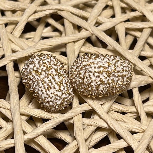 ST. JOHN • WHITE & GOLD SPRINKLE • CLIP ON EARRINGS - Picture 3 of 3